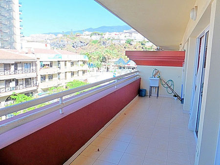 Blick in das Umland von der Wohnung mit Einkaufszentrum und Berge