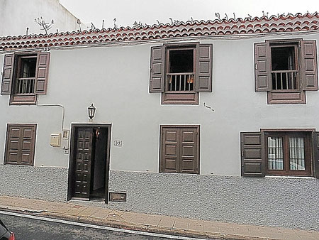 Strassenansicht von einem Haus im typischen kanarischen Baustiel.