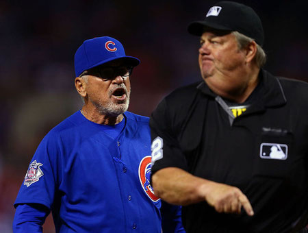 Nella foto Joe Maddon contesta e viene espulso (MLB.com)