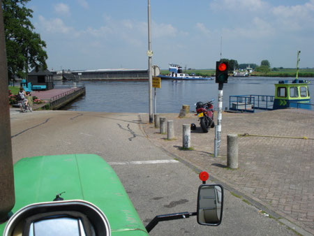 Fährpassage über den Fluss Zwarte Waater der ins Zwarter- u. Kettelmeer mündet