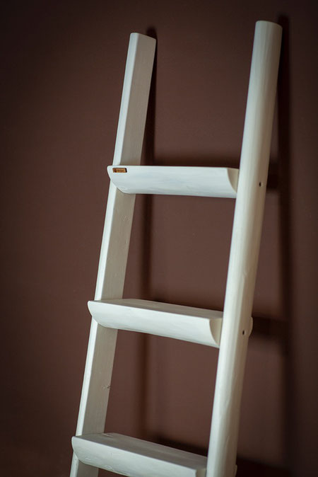 Scala a pioli con mensole colorata di bianco - wood ladder with shelves colored in white