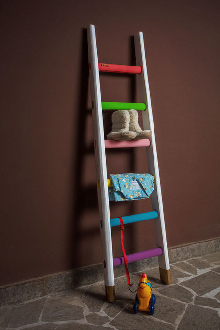 Scala a pioli in legno con i colori dell'arcobaleno