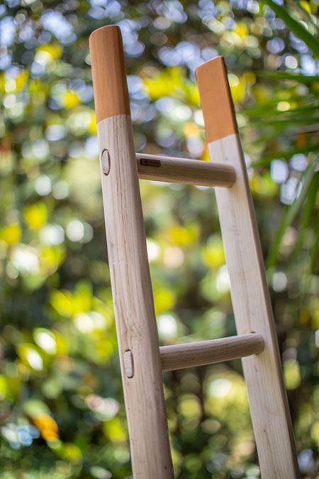 Scala a pioli per arredamento in colore arancio solare -  Wood ladder for home and interior decor 