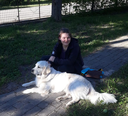 Jolanthe genießt mit Hund Betty die Sonne. (Foto: privat)