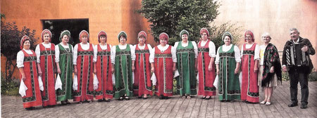 Die strahlenden Farben der russischen Volkstrachten sind ein unverwechselbarer Klang ein Markenzeichen des Rjabinuschka-Frauenchors (RP-FOTO: RENATE RESCH-RÜFFER)