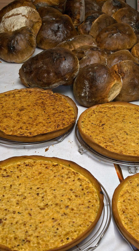 frisch gebackenes Brot und Zwiebelkuchen aus dem Backhaus
