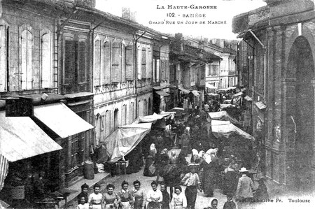 Grand rue, vers 1910, un samedi de marché, à droite la Halle aux grains