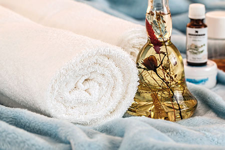 Utilisées chez soi ou associées à des huiles végétales en massage chez des professionnels, les huiles essentielles sont une solution naturelle pour booster ses défenses immunitaires.Crédit photo : Pixabay© stevepb