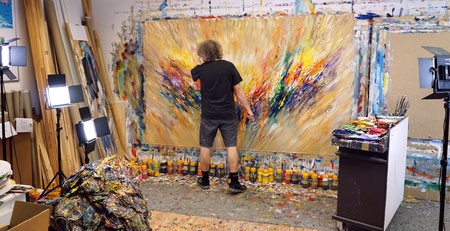 Kunstmaler Peter Nottrott malt ein Großformat in seinem Stadtatelier