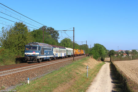 Les BB 67229 et 67232 encadrent une rame de remplacement de fil de contact et vont de Bourg en Bresse à la gare de Mont St Martin où auront lieu les travaux pendant la journée.