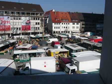 ACHTEN SIE AUF DEN GELBEN MARKTSTAND UND NUR AUF DIESEN!