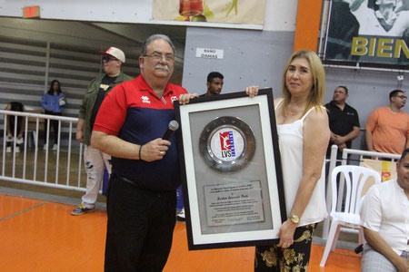 El Dr. César H. Trabanco, Presidente de la FPV entrega placa de reconocimiento a la ex-voleibolista Evelyn Acevedo Ruiz / Foto por Heriberto Rosario Rosa