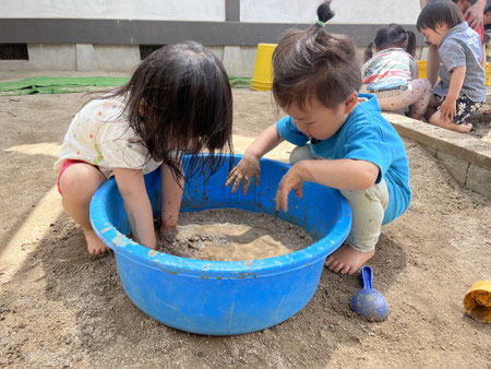 こねこね、まぜまぜ…。おててがまっくろだ!
