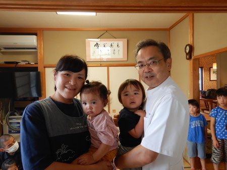 左からなっちゃん・彼女の娘さん・私の孫・私 『ウッデイキッズ』にて園長のよっちゃんが撮影