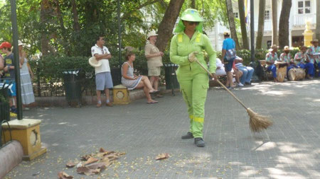 Bild: Straßenfegerin in Cartagena 