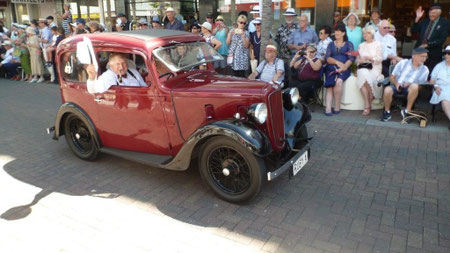 Bild: Winston Churchill im Oldtimer
