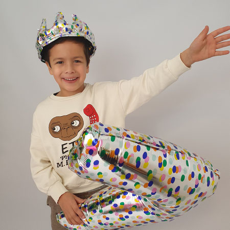 kind jarig 7 jaar feesthoed en ballon