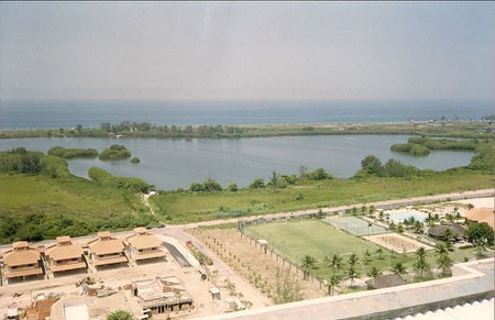 Lagoa e praia.