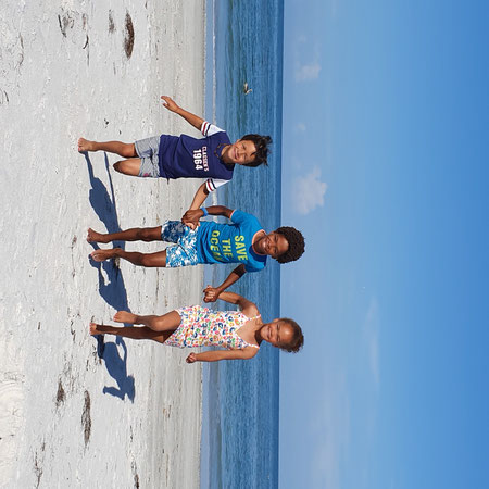 3 kinderen op het strand