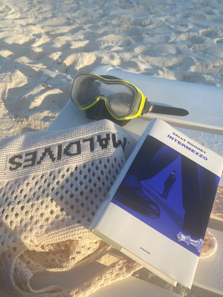 maschera, libro e borsa delle Maldive su lettino in spiaggia alle Maldive