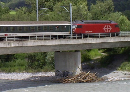 Rheinbrücke bei  Bad Ragaz am 23. Juli 2008 mit dem IR 777