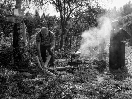 Das Feuerholz muss noch gespalten werden