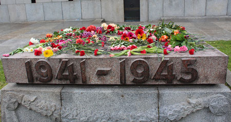 Sockel mit Aufschrift 1941 - 1945, belegt mit Blumen. 9.Mai Sowjetisches Ehrenmal Berlin. Foto: Helga Karl