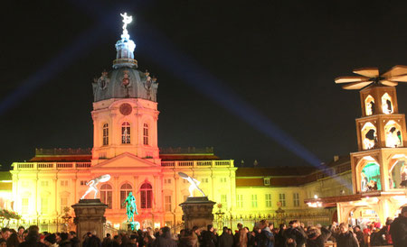 Lichtinstallation Weihnachtsmarkt vor dem Schloss Charlottenburg, das farbig beleuchtet ist. Foto: Helga Karl