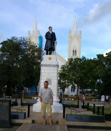 Puerto Princesa, Der Autor vor der José Rizal Statue, dahinter die Kathedrale