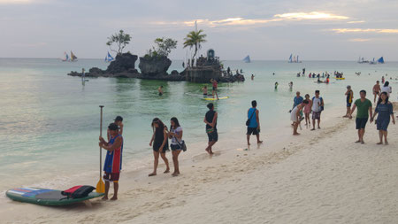 White Beach, Boracay mit Willy's Rock