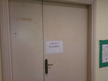 porta di accesso alla palestra dell'istituto Maiuri di Frosinone (foto www.frosinoneweb.net)