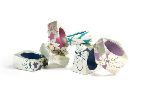 Ringe eckig, Silber und Kunstharz, Blumenmotiv negativ, unterschiedliche Breiten