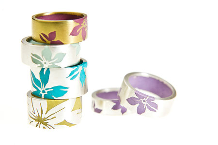 Ringe rund, Silber und Kunstharz, unterschiedliche Blumenmotive und Breiten