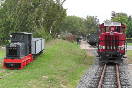 Personenzug aus Mügeln in Glossen beim Umsetzen. Daneben steht eine Gmeinder 10/12 der Feld- und Kleinbahnfreunde Saalekreis welche hier nach der Aufarbeitung ihre Probefahrten hatte. (c) Stefan von Nauendorf, 29.09.2009.