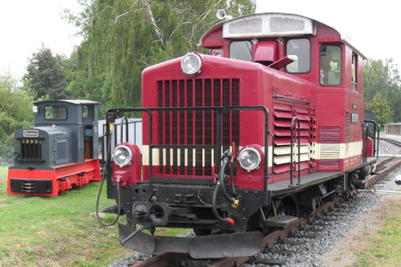 Personenzug aus Mügeln in Glossen beim Umsetzen. Daneben steht eine Gmeinder 10/12 der Feld- und Kleinbahnfreunde Saalekreis welche hier nach der Aufarbeitung ihre Probefahrten hatte. (c) Stefan von Nauendorf, 29.09.2009.