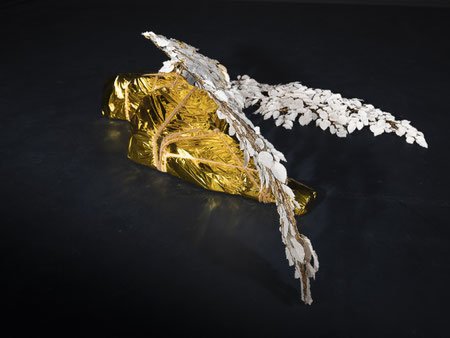 De là-haut, je voyais des terres ensoleillées ~2023 résine, couverture de survie et feuilles artificielles - 180x200cm