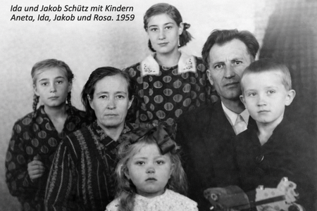 Familie Schütz, allerdings nicht vollzählig. Das Mädchen vorne - das bin ich.
