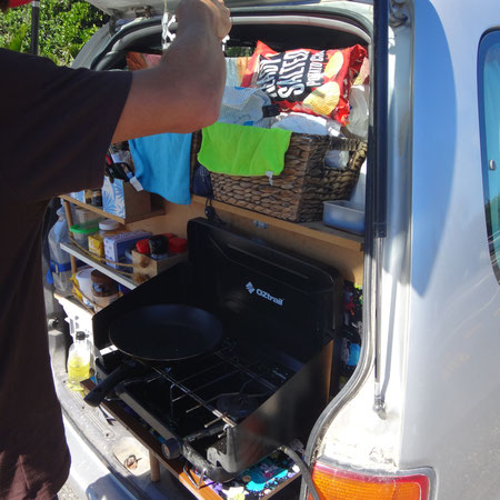 Mittagessen auf dem Parkplatz, ein Hoch auf die mobile Küche ;)