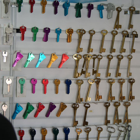 exemple de clés plate en couleur avec des clés a gorges à chiffre
