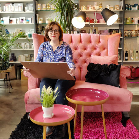 Künstlerin Iris Müller auf dem rosa Sofa in der Strese 4, Foto: Beatrix van Ooyen