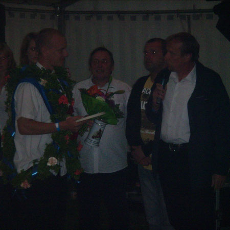 Frank Olschofski übergibt den Wanderpokal