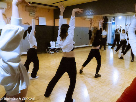 この画像は、G-Style~Waack~クラスの講師と生徒が数名写っています。表現豊かなワックの特徴をおらわしています。
