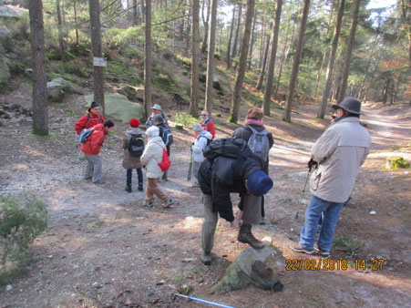 pendant que d'autres réajustent leurs chaussures pour la suite du parcours dans les rochers