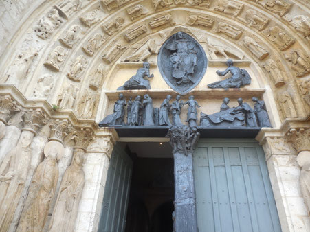 Détails en fonte grise moulée au dessus de la porte principale et sur le montant central