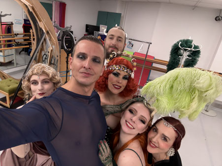 Die Besetzung vom "Burlesque Cocktail" im November 2024, v.l.n.r.: Kinky Minsky, Aran Mars, Lloyd Whiskey (hinten), Xarah von den Vielenregen, Miss Maeve und Giuditta Sin