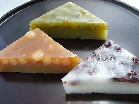 夢やの水無月　白（大納言）、黒糖（白豆）、抹茶（うぐいす豆）