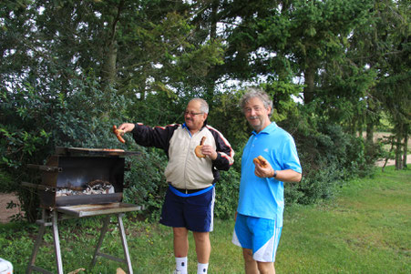 Grillmeister Klaus Korrell mit Uli Messer