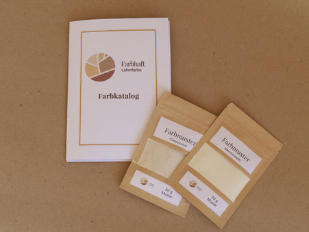 Farbkatalog von Farbhaft mit zwei Musterbeuteln in hellen Lehmfarbtönen auf neutralem Untergrund.