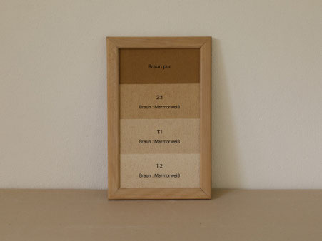 Abstufungen der Farbhaft-Lehmfarbe Braun mit Marmorweiß auf einer Farbtafel.