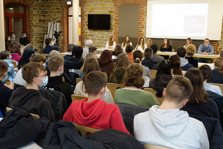 Filmvorführung und Reflexionen am Osterburger Gymnasium (am)